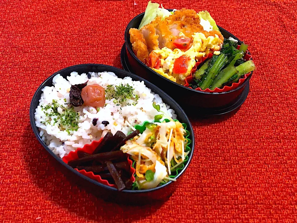 Snapdishの料理写真:5/14昼食  #昼ごはん  #弁当 
•チキンカツと千切りキャベツ/プチトマト入りスクランブルエッグ/小松菜の胡麻和え •雑穀ご飯/竹輪とカイワレ人参の柚子胡椒和え/伽羅蕗|おさんどんさん