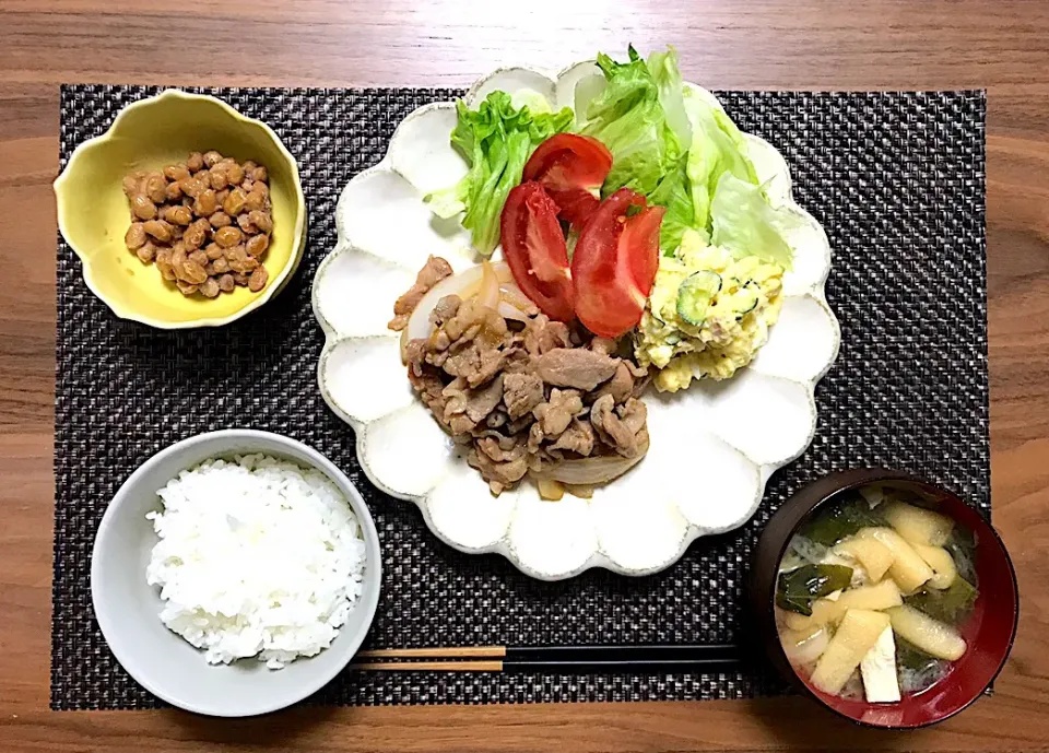 生姜焼き＊ポテトサラダ＊小松菜と油揚げの味噌汁＊納豆＊白米|Aya.SanSun☺︎さん