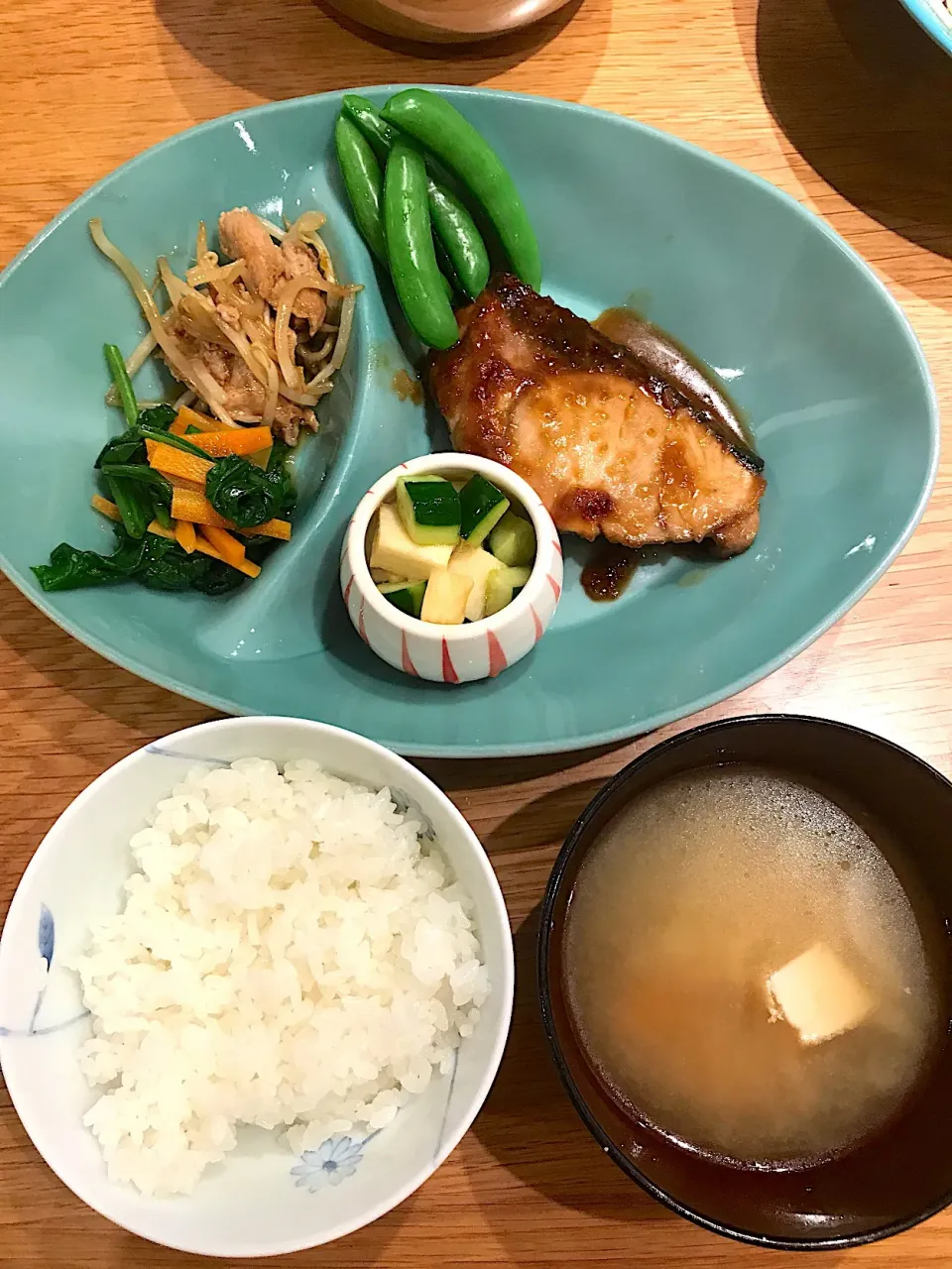 ブリの照り焼き
山芋キュウリの醤油和え
ほうれん草のお浸し
もやし豚肉炒め
スナップえんどう|KAEさん