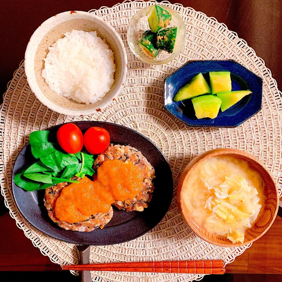 Snapdishの料理写真:⚘さばの水煮缶と豆腐のハンバーグ
⚘胡麻きゅうり
⚘キャベツとしらすの味噌汁|はらしおりさん