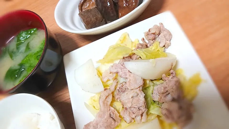 カブと豚肉とキャベツをレンチン、蒟蒻と椎茸の煮物、ほうれん草の味噌汁|伊藤央さん