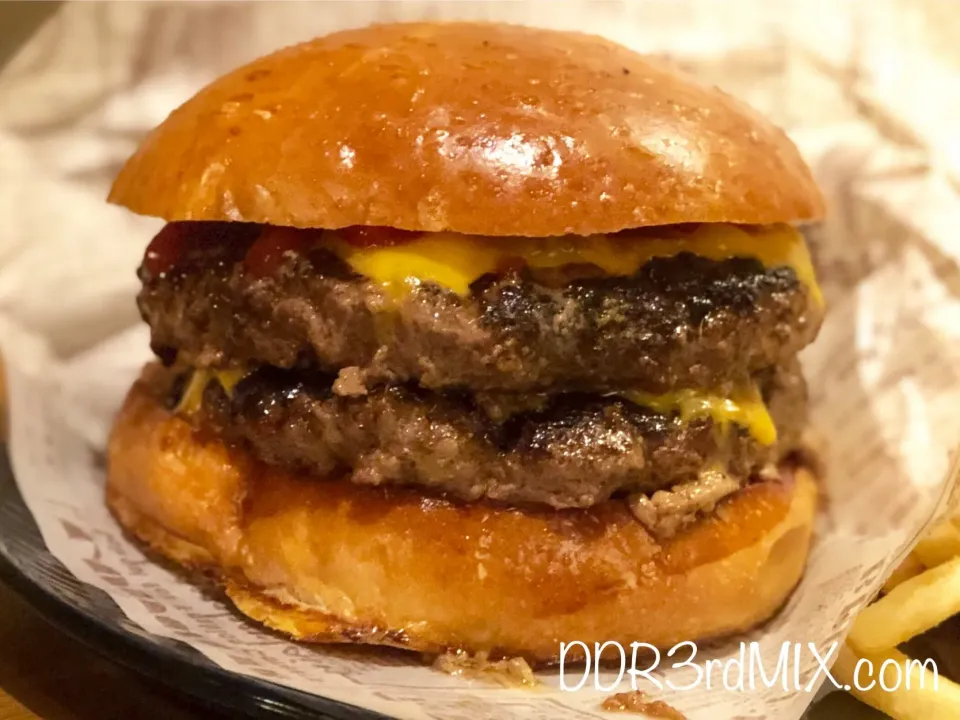 Snapdishの料理写真:ハングアウトでダブルチーズバーガー|ddr3rdmixさん