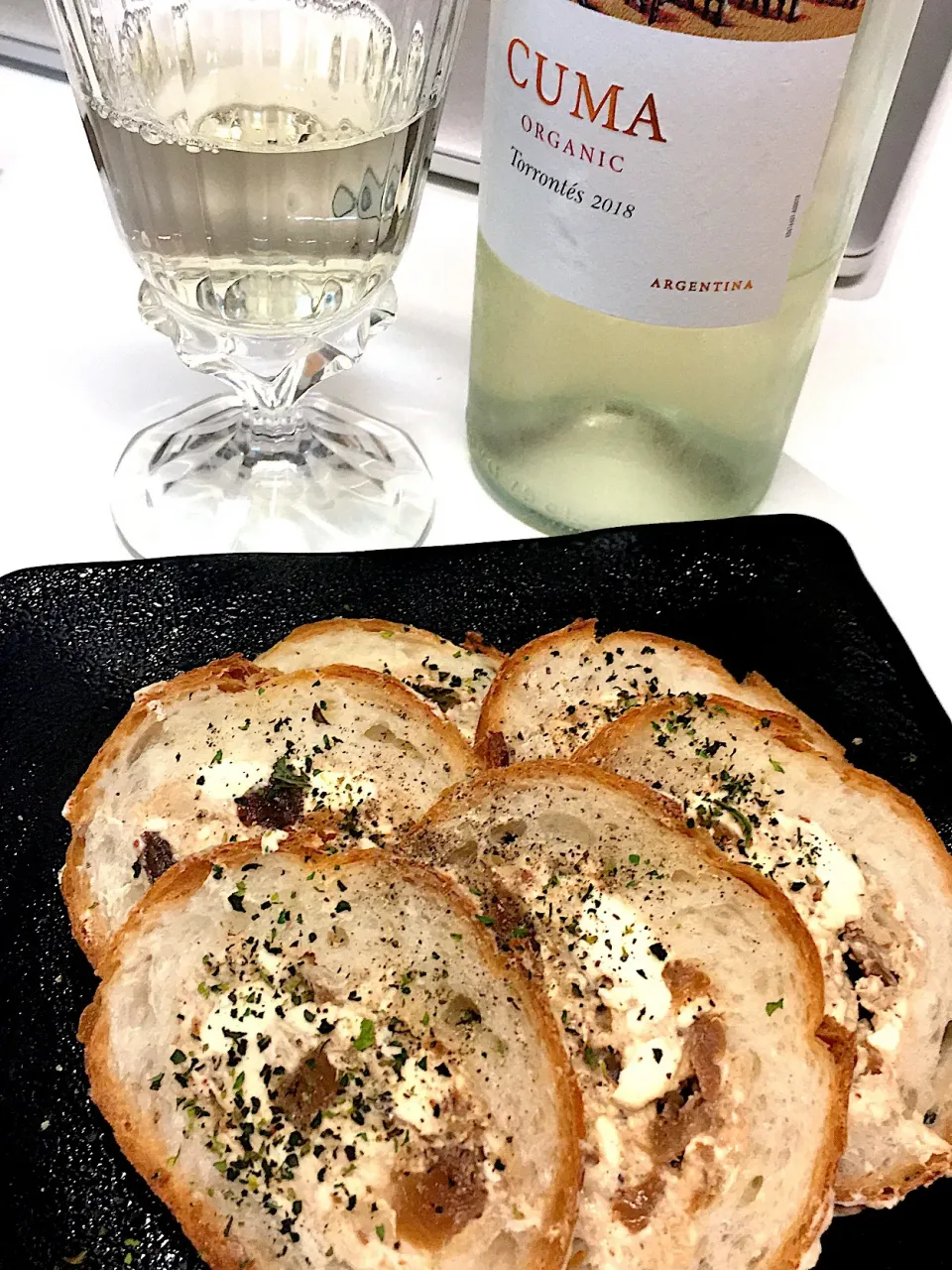 Snapdishの料理写真:#ラム酒漬けフルーツ #クリームチーズ イン！の #バゲット 🍷|ヲルカさん