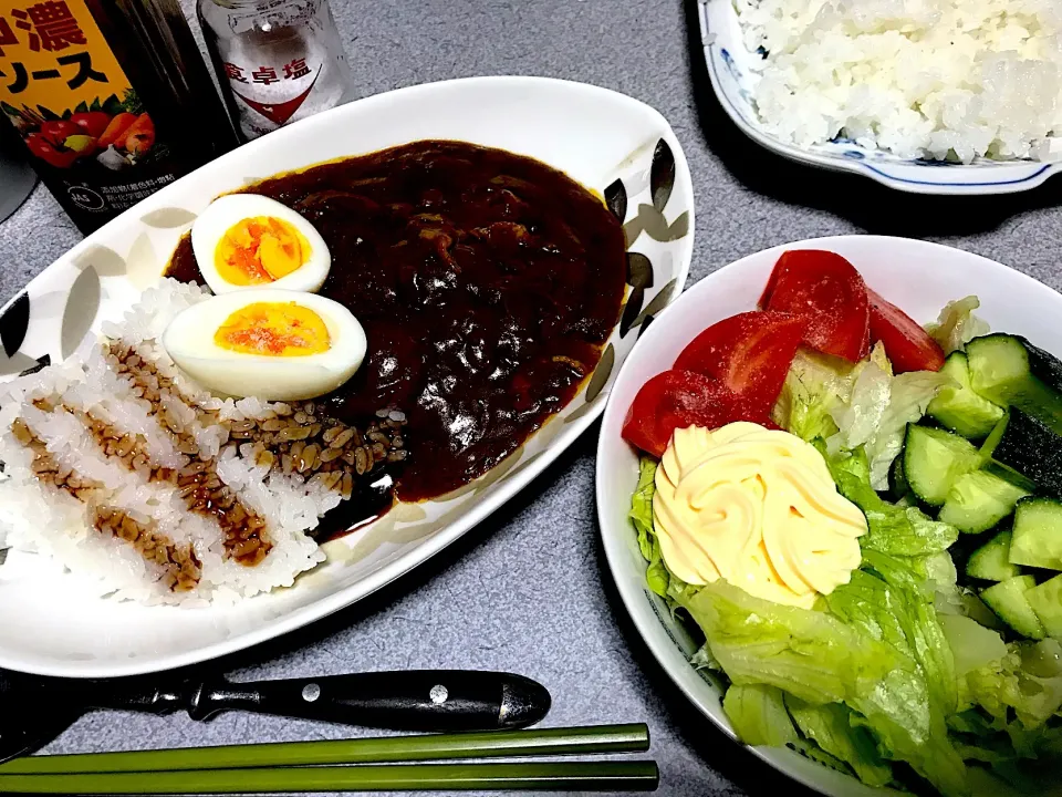 ヤッター！ゆでたまご(1個を半分くらいづつに切ったやつ))が乗ってるーー！ ソースはご飯の方にかける派です #夕飯  ゆでたまご乗せカレーライス、トマトレタスキュウリサラダ|ms903さん