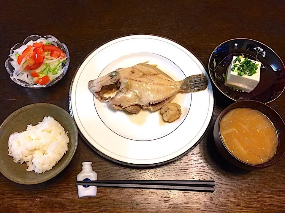 Snapdishの料理写真:カワハギの煮付け
新たまねぎとトマトのサラダ
冷奴
お味噌汁|カドラさん