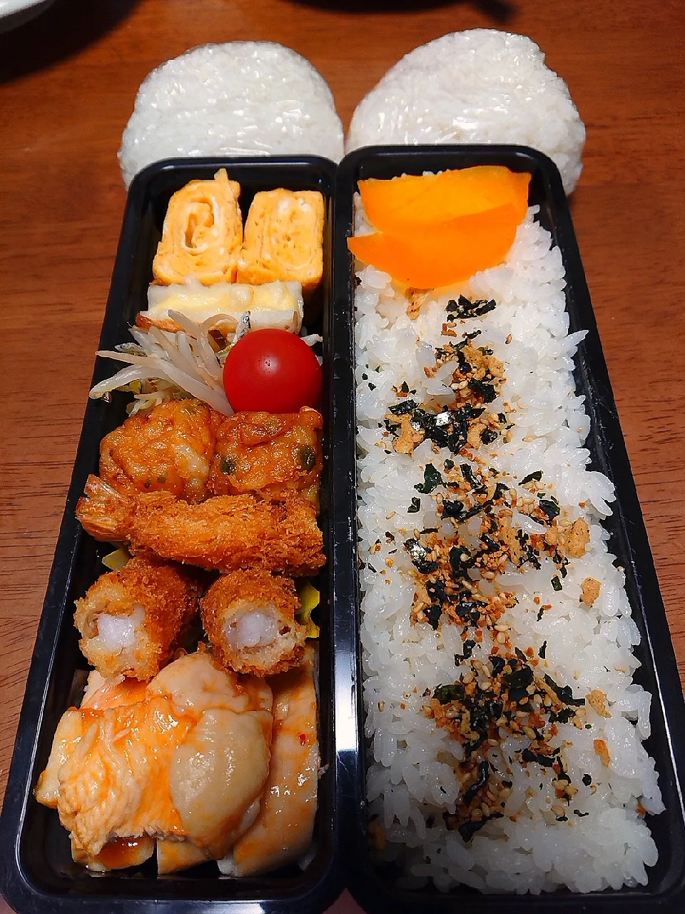 息子のお弁当

＊ご飯(雑穀ふりかけ、みそ漬け)
＊出し巻き卵
＊竹輪のチーマヨ焼き
＊もやしとジャコの塩昆布あえ
＊プチトマト
＊エビとひじきのふんわり揚げ
＊エビフライ
＊鶏ハムチリ風味
＊捕食おにぎり(明太子、高菜明太)|秀美«シュウビ»さん