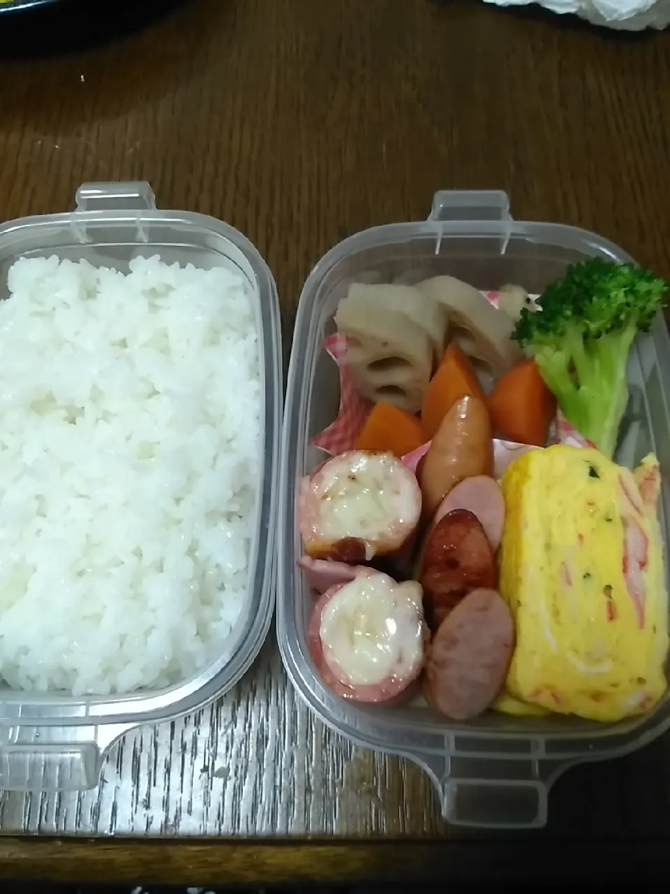 パパお弁当😀
煮物
ベーコンチーズ巻き
ウインナー
カニカマと小ねぎの厚焼き卵
ブロッコリー|すず(*^^*)さん