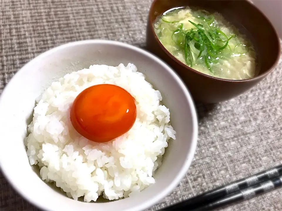 朝ごはん✨
卵黄ポン酢のせご飯、かき玉汁|keychanさん