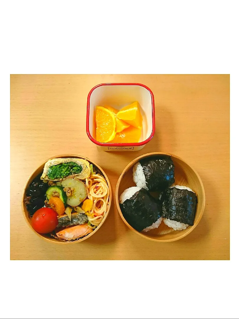 Snapdishの料理写真:焼鮭と山三つ葉の卵焼き そぼろグリル野菜と 明太子パスタサラダ 黒豆生姜煮のお弁当|kazさん