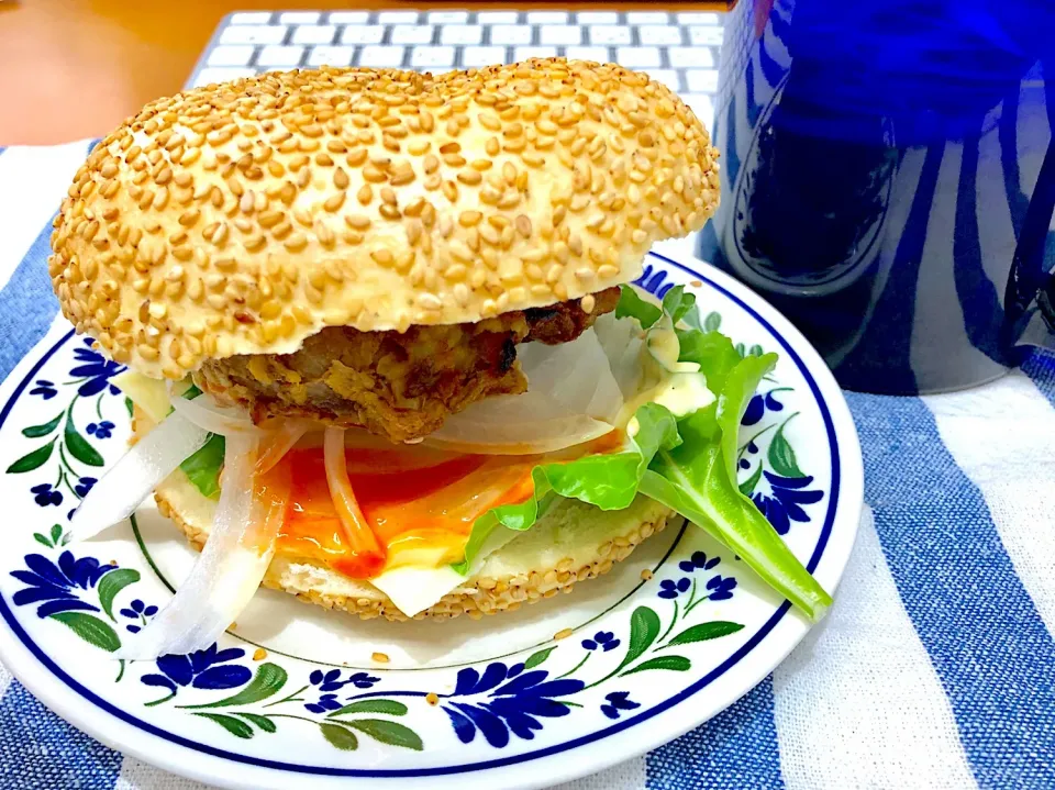 【オフィスで作る簡単ランチ】DINNER で残った #豚ヒレ肉のピカタ で作ったサンド。味付けは、塩胡椒とマヨネーズ、そして定番の #スリラッチャ 。ホントに美味しい❤️|魚貝ZUCKYさん