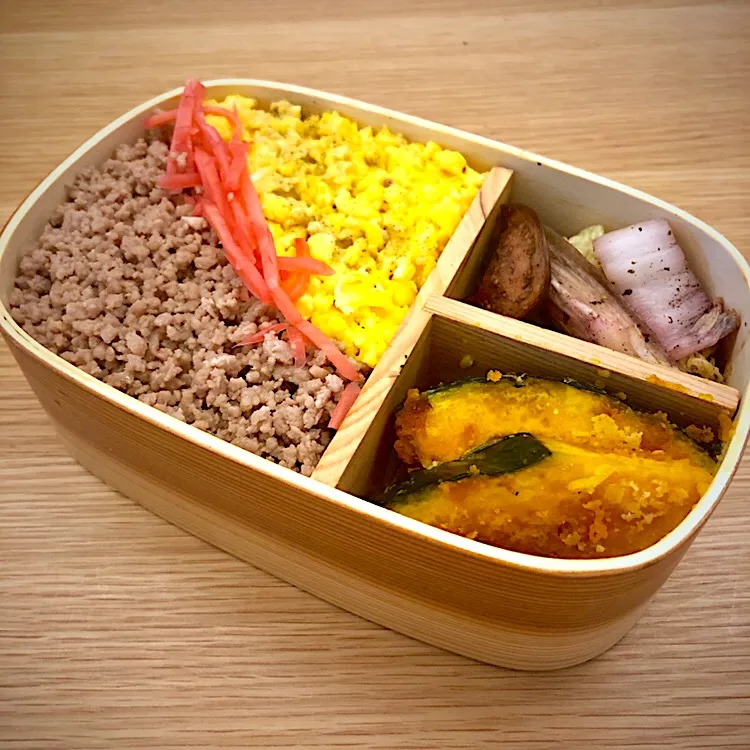 きょうのお弁当#三色弁当#豚そぼろ#ゆかりの漬物#かぼちゃソテー #ひとりごはん|ゆかｕさん