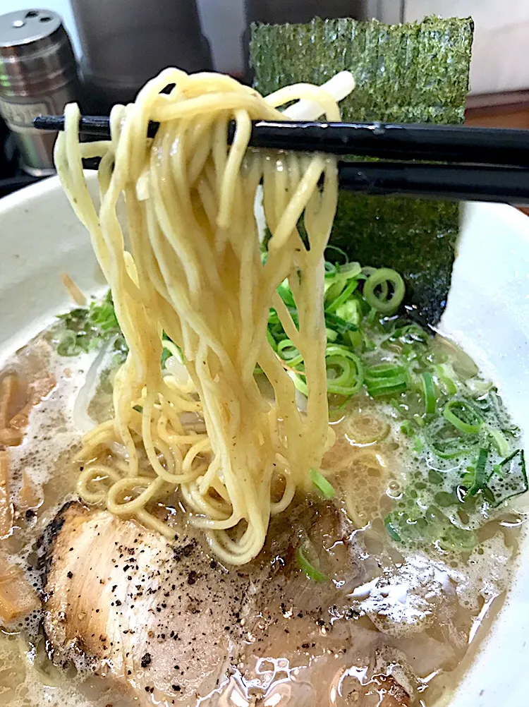 Snapdishの料理写真:とんこつラーメン|saturnさん