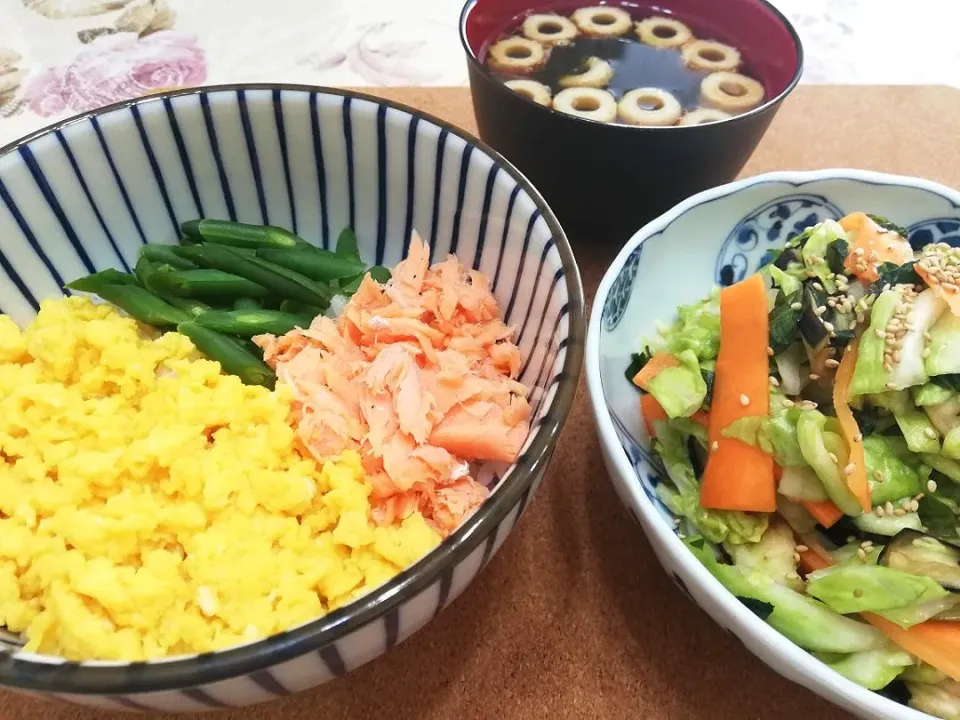 Snapdishの料理写真:令和元年五月十五日
焼き鮭で三色丼晩ご飯🐟|たえさん