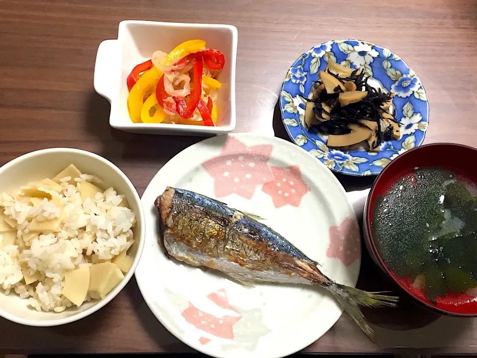 Snapdishの料理写真:鯵の塩焼き わかめと玉ねぎの中華スープ ひじきと筍の煮物 パプリカとツナのマリネ|おさむん17さん