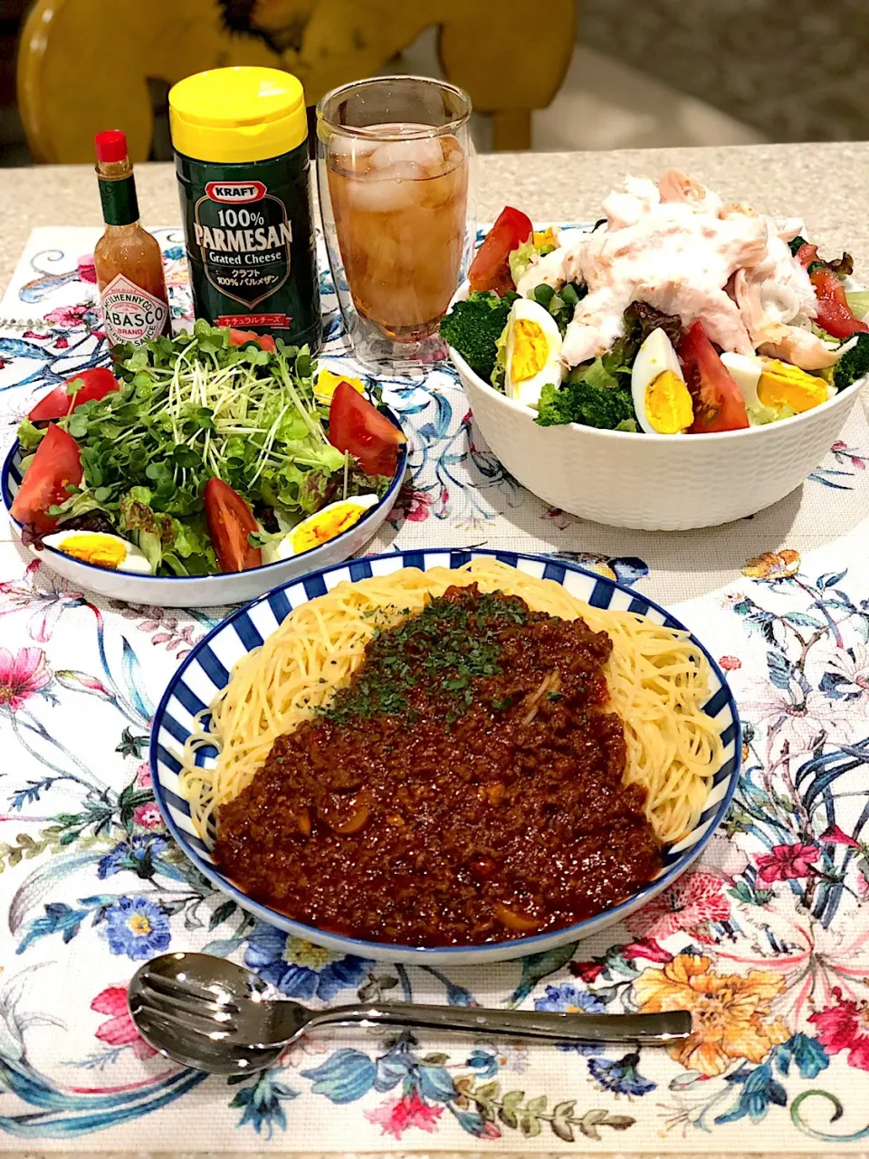 Snapdishの料理写真:スパゲティミートソース🍝
具沢山サラダ🥗|Mayumiさん