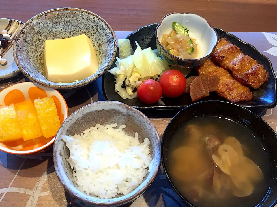 Snapdishの料理写真:朝ごはん
あさりの味噌汁、茹でキャベツ、クラゲきゅうり、プチトマト、大根漬物、白米、たまご豆腐、パイナップル|かよちゃんさん