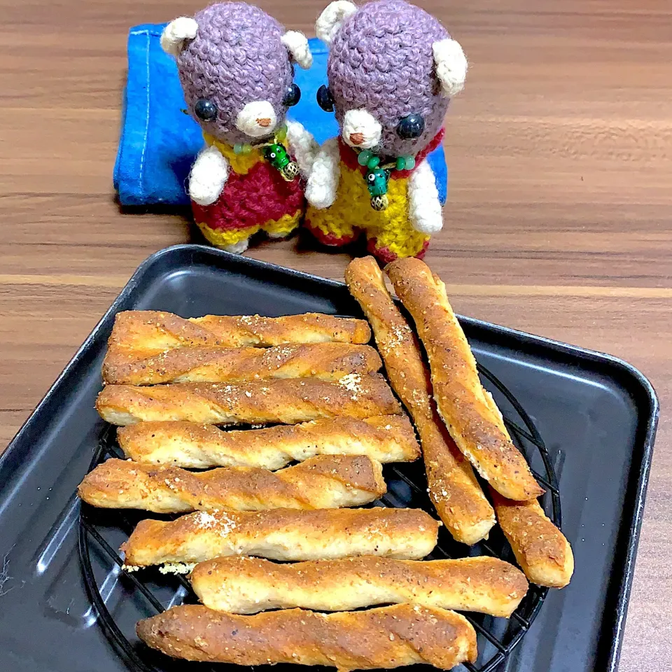 Snapdishの料理写真:トースターで焼いてみた謎配合のグリッシーニ擬（╹◡╹）|chagashiさん