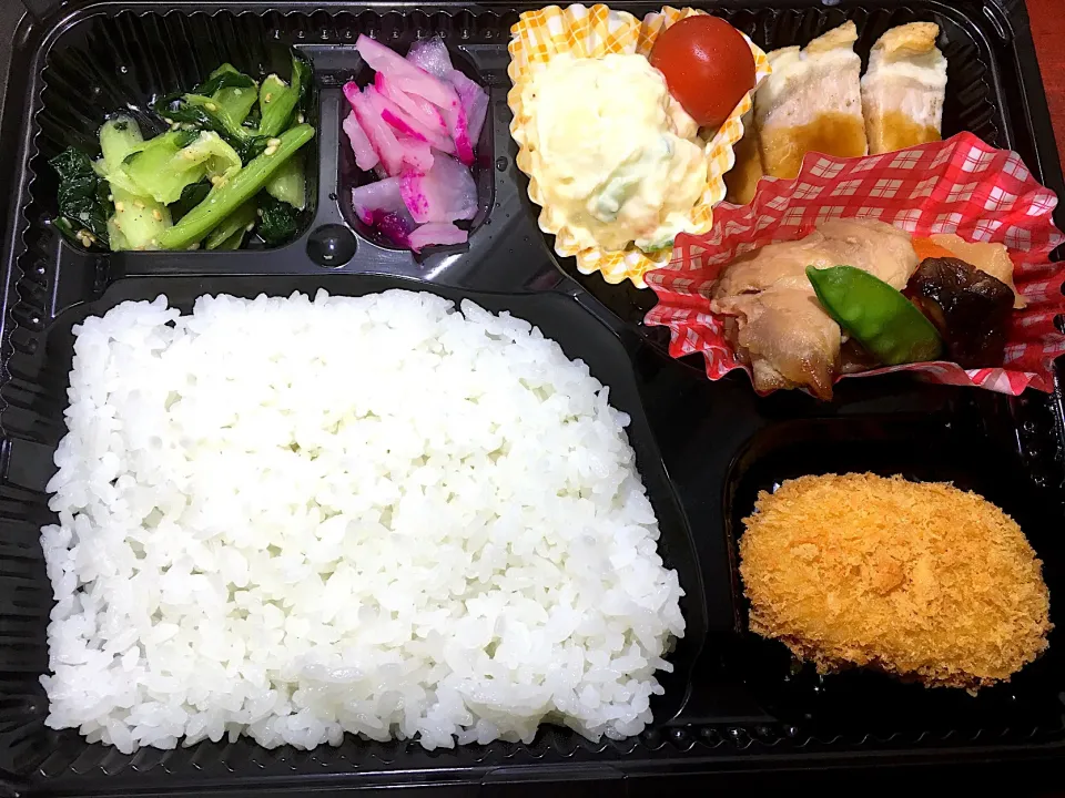 Snapdishの料理写真:ポークステーキステーキソース 日替わり弁当 宅配ランチ 豊川市配達|Naokazu Kuritaさん