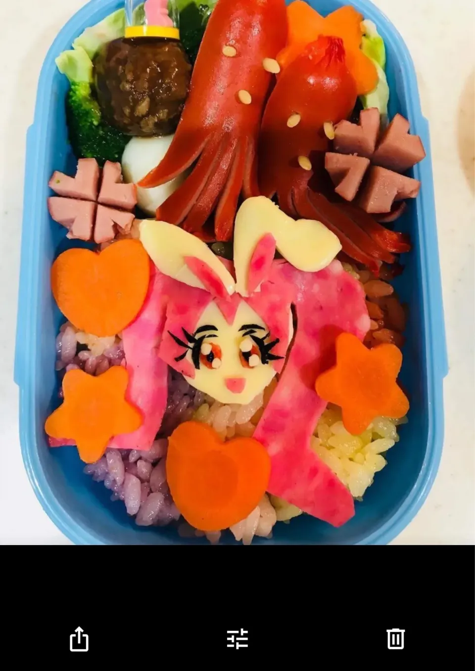 Snapdishの料理写真:娘の遠足用に作った、キュアホイップ(プリキュア)のキャラ弁、キャラの下のご飯はデコふりで一応レインボーになっています。|Megさん