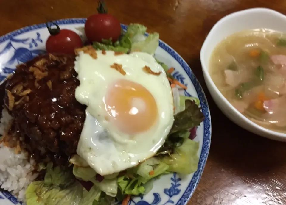 Snapdishの料理写真:手抜きだけど美味い！金のハンバーグでロコモコ丼|さんだーさん