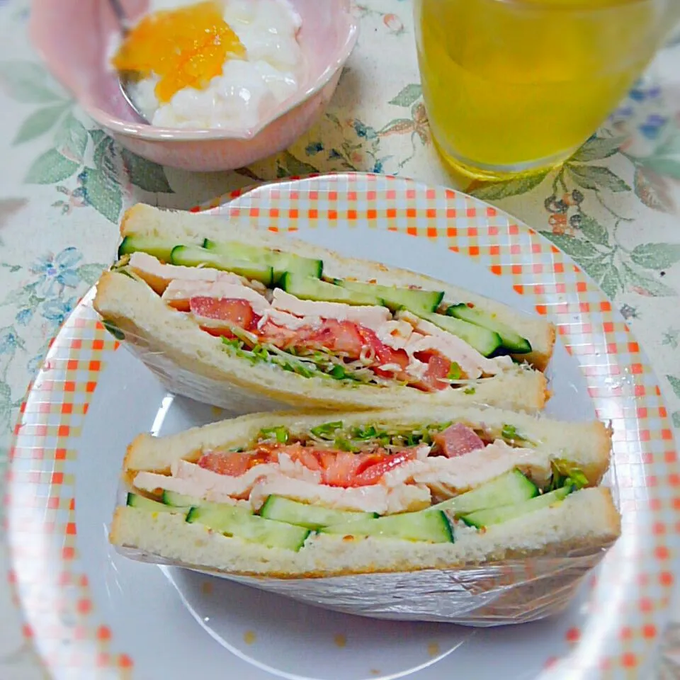 続くよ鶏ハムサンド|うたかた。さん