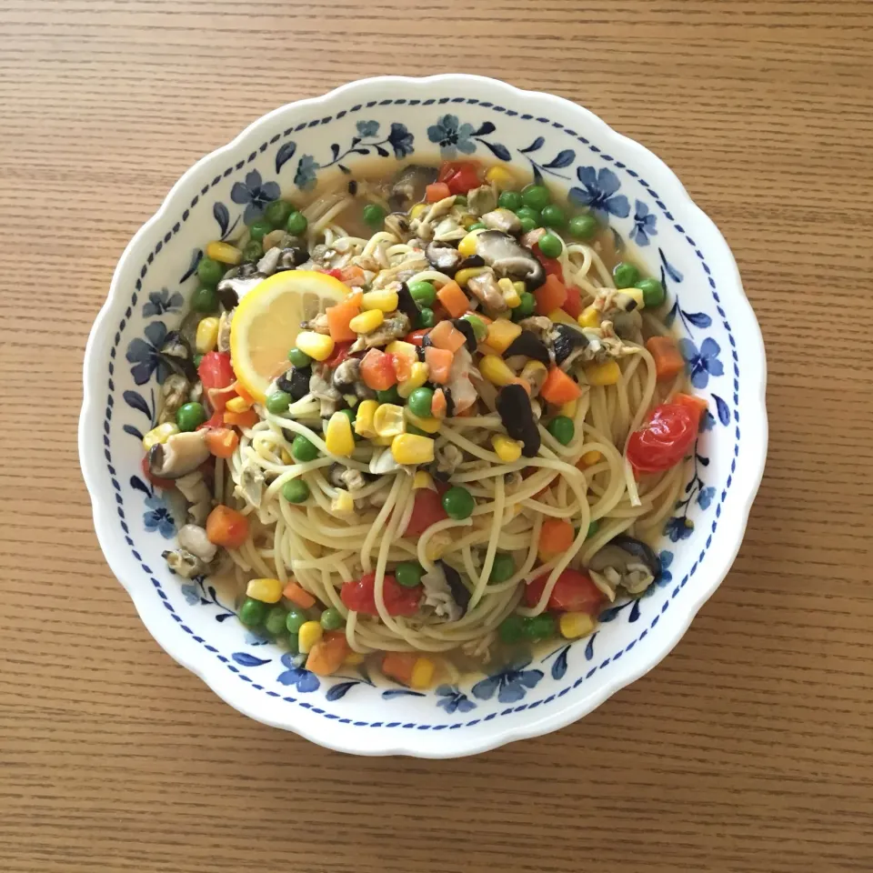 Snapdishの料理写真:あさりの彩りパスタ𓇼*                           #貝好き#あさり#パスタ|な。さん