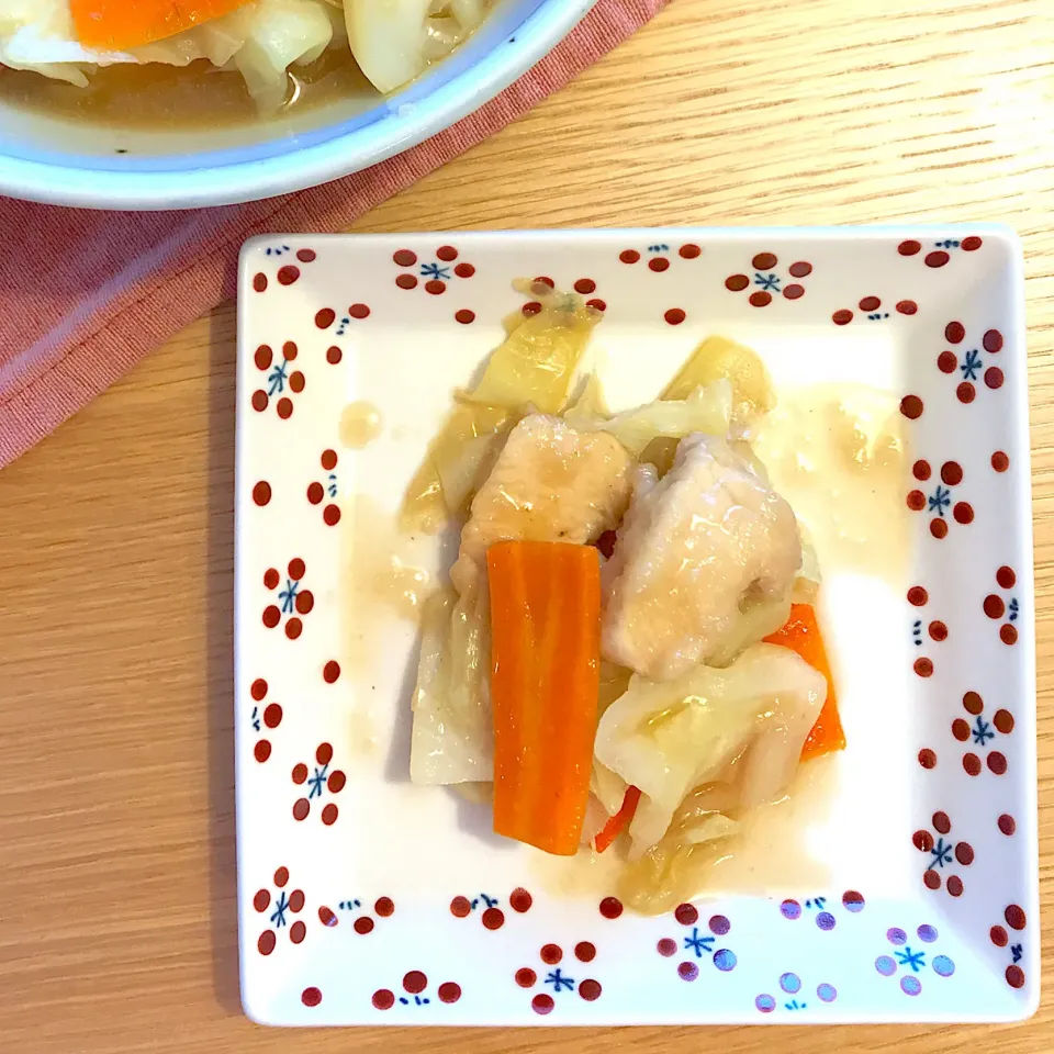 Snapdishの料理写真:キャベツと人参と鶏むね肉と。炒め煮。ばんごはん。|しゅうとうさんさん