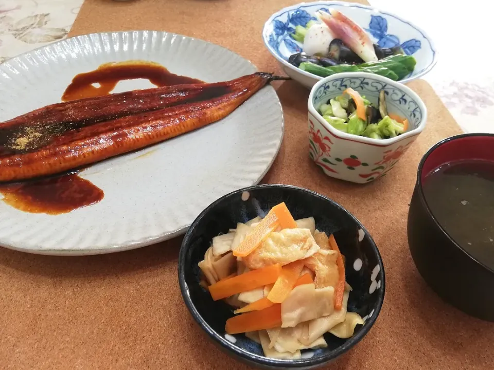 Snapdishの料理写真:令和元年五月十六日
婿殿ね母の日プレゼント💐
鰻で晩ご飯🥢|たえさん