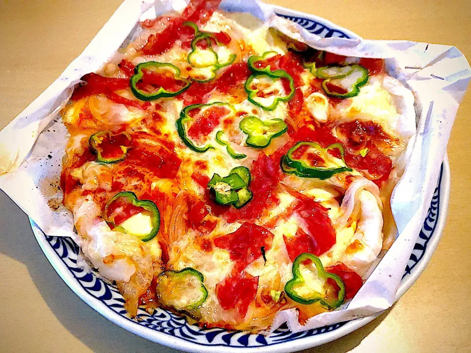 レンジでぷわーっとなって、ペターっとなったお餅を生地にした、ずぼら餅ピザ🍕|おさんどんさん