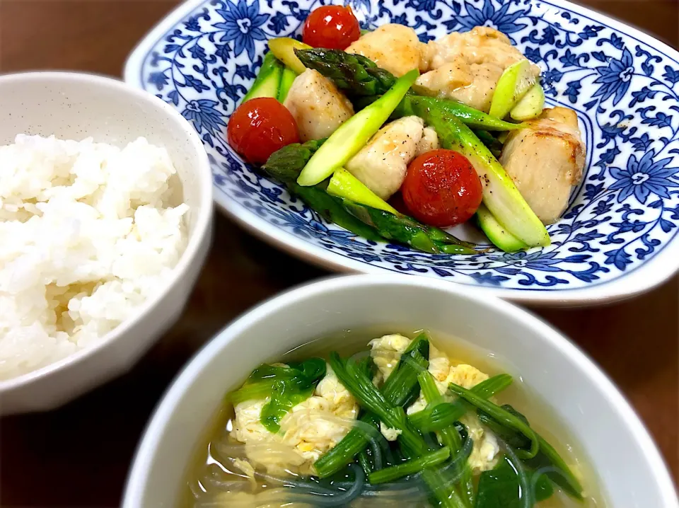 Snapdishの料理写真:鶏むねの中華炒め🍅
ほうれん草と卵の春雨スープ🥬|m-amさん