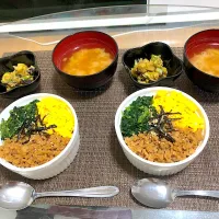 三色丼とサツマイモナスアスパラの味噌マヨ炒めと大根の味噌汁|れなさん