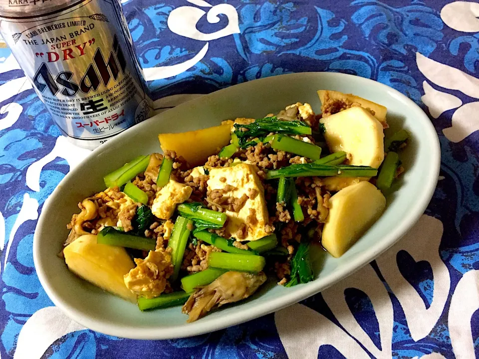 ひき肉 豆腐 舞茸 かぶ をオイスターソースで味付け(かぶの葉も一緒に)して
いただきまぁす🍻|Emiさん