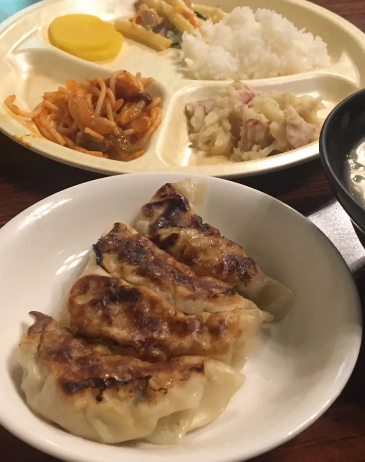 昼ごはん☀️☀️☀️
やったぁ！餃子🥟 ポテサラ  マカロニサラ  ナポリタン  みそ汁|ぽんたさん