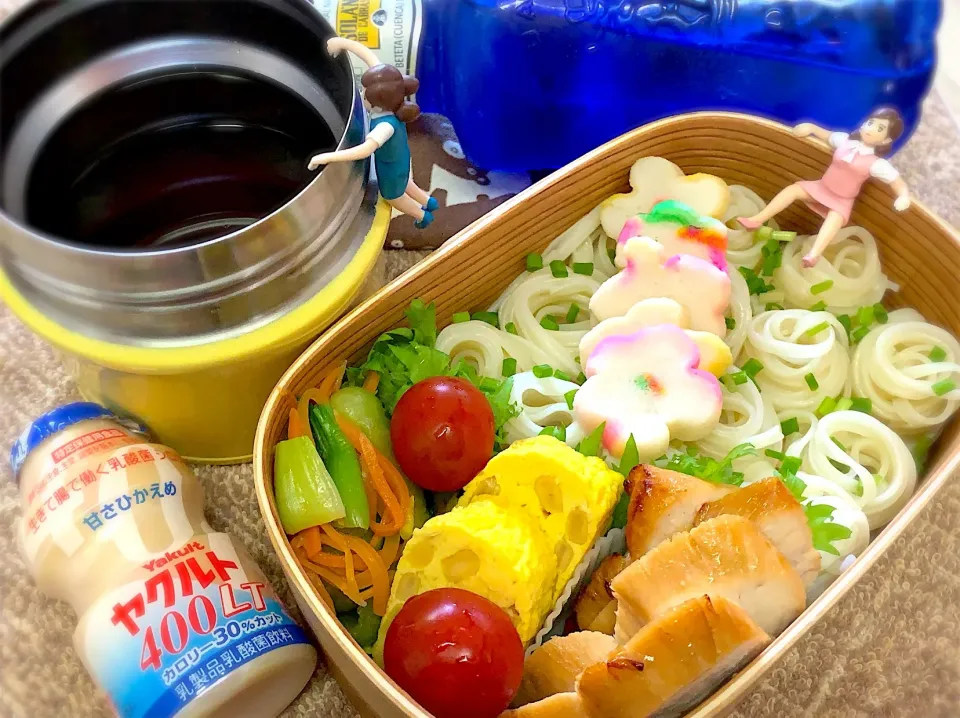 稲庭うどん&鶏胸肉の幽庵焼き&コーン🌽入り出汁巻き玉子&青梗菜と人参の柚子わさび和え&花麩🌸&わけぎ&わさび菜&プチトマト🍅のワタシお弁当♪                   #弁当  #フチ子  #稲庭うどん #自家製カツオ昆布出汁 #幽庵焼き #ダーリンお休みにつきお弁当無し|桃実さん