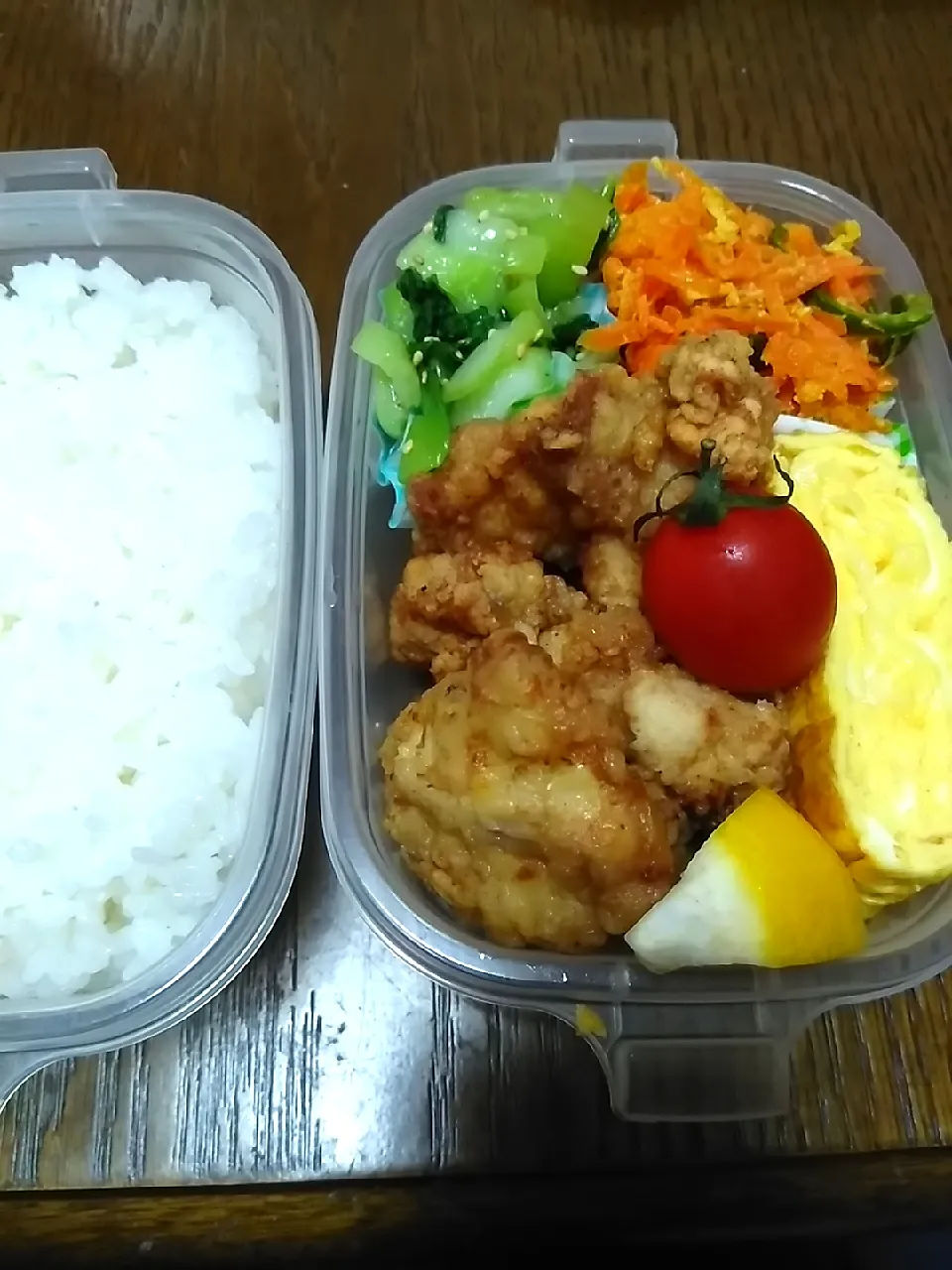 Snapdishの料理写真:パパお弁当😀
ちんげん菜のナムル
にんじんシリシリー
唐揚げ
チーズ入り厚焼きたまご|すず(*^^*)さん