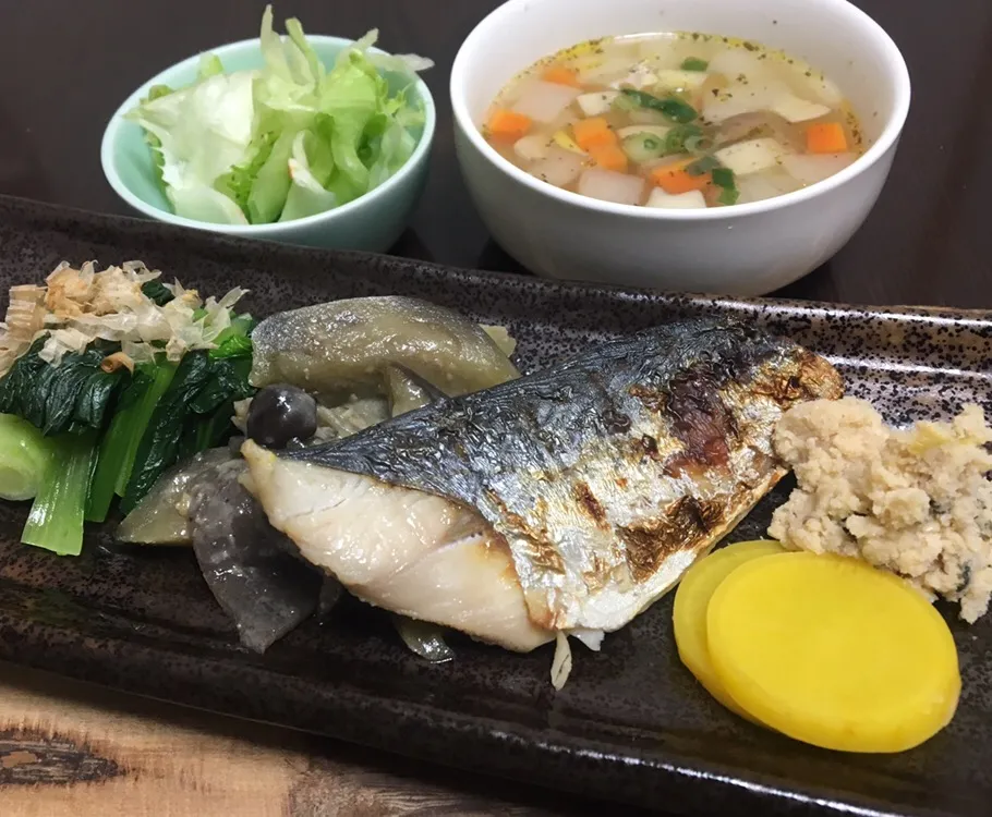 晩ごはん⭐️⭐️⭐️
鰆のつけ焼き  ナスの味噌炒め  おから煮物  小松菜おひたし  サラダ  野菜スープ
賄い＆手料理の夕食|ぽんたさん