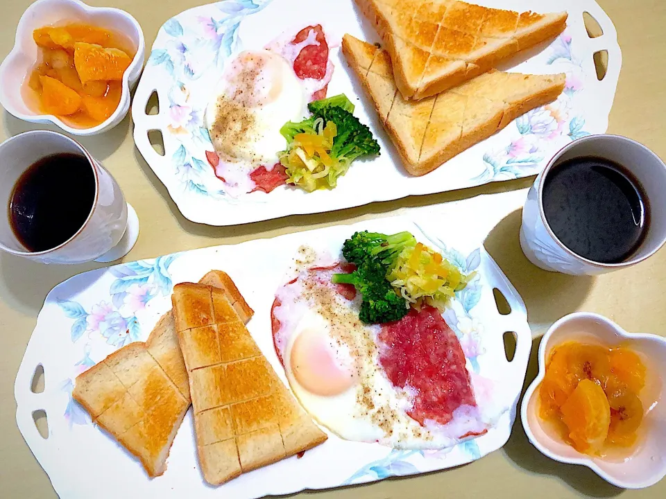 Snapdishの料理写真:5／17朝食  #朝ごはん 
•トースト/ハムエッグ/サラダ •フルーツポンチ •コーヒー|おさんどんさん