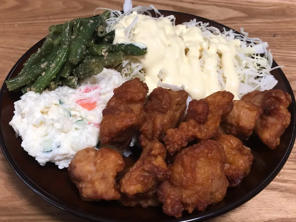 今日の昼食
☆唐揚げ
☆ポテトサラダ
☆インゲンの胡麻和え
☆千切りキャベツ|まぁたんさん