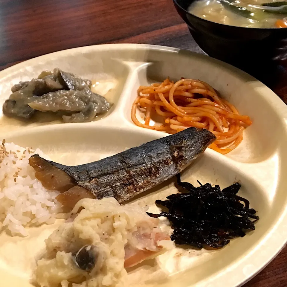 昼ごはん☀️☀️🔆 鰆のつけ焼き  ポテサラ  ナポリタン  ナスの味噌炒め  昆布佃煮  みそ汁|ぽんたさん