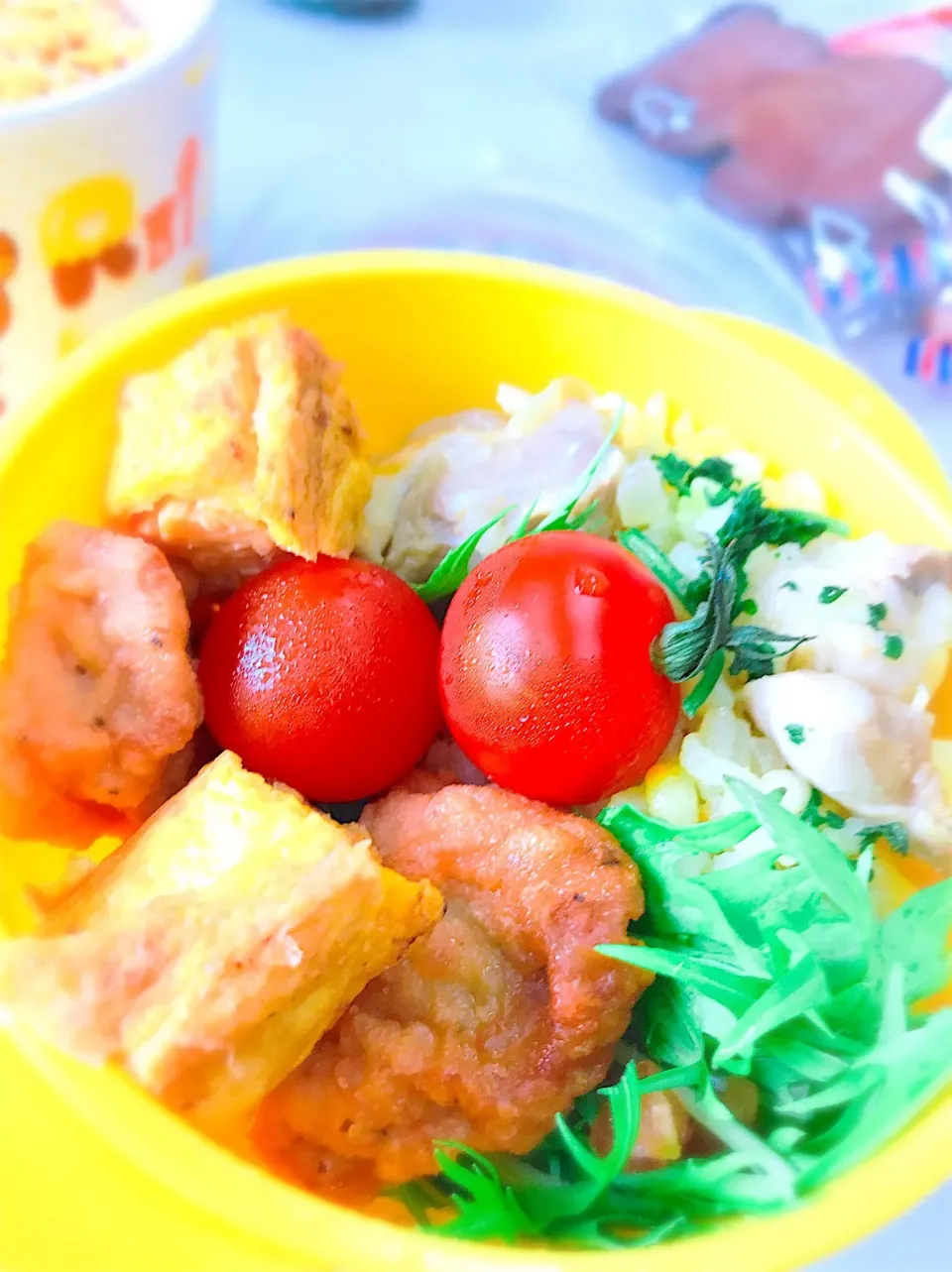 唐揚げに鶏ももパエリアに卵焼き…鶏ばっかのお弁当"(ﾉ*>∀<)ﾉ|舞さん