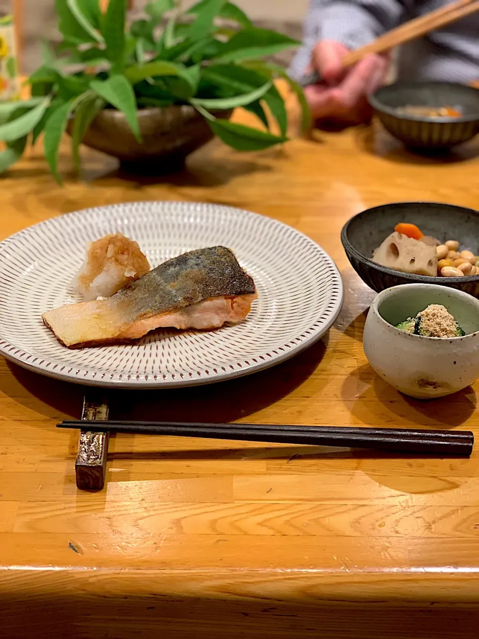 シャケのムニエル
きゅうりの酢の物
五目豆

最近は昔使ってたダイエット用の低カロリーメニューに再チャレンジ。

簡単に美味しく出来るので嬉しい（＾ν＾）|mie yoshidaさん