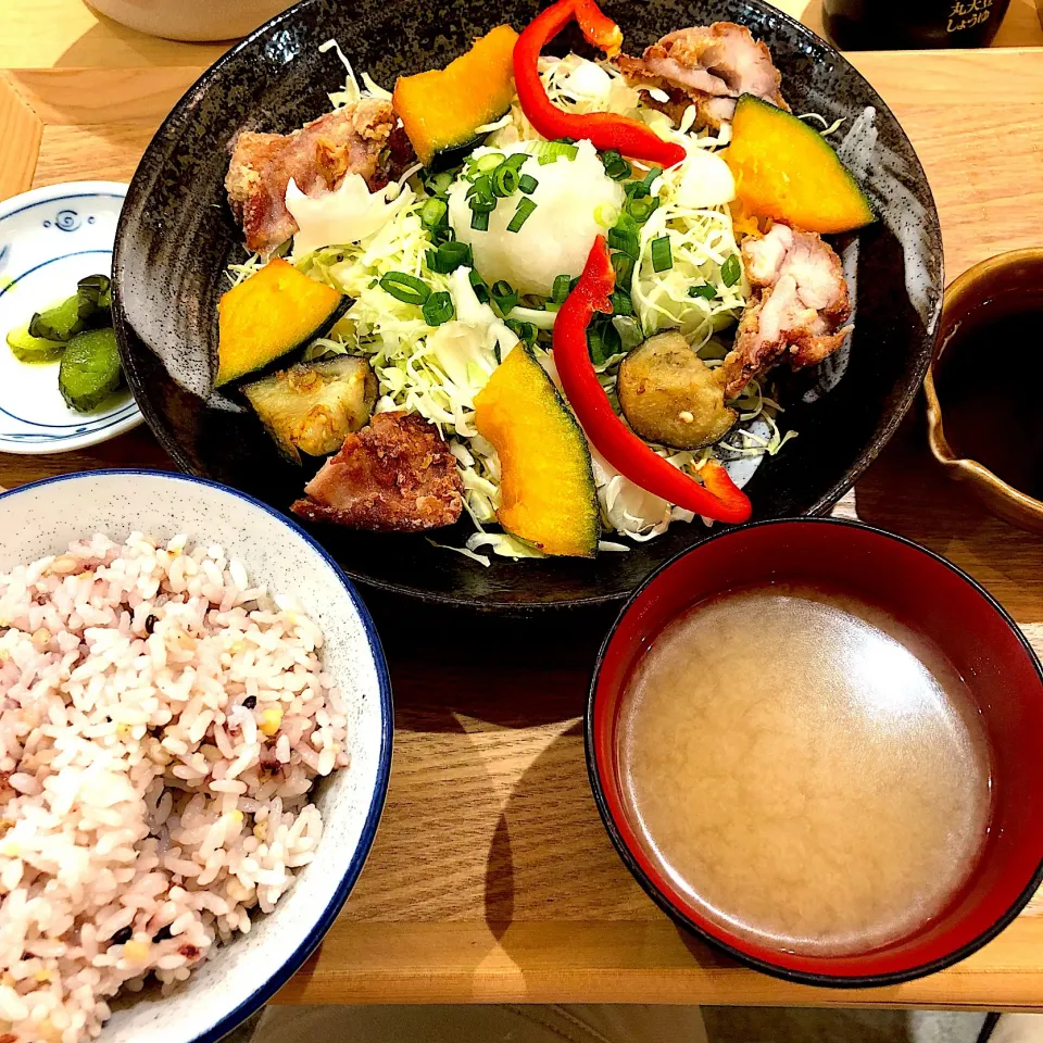 彩り野菜と唐揚げのみぞれ定食
北千住 780|Noriyuki Saitoさん