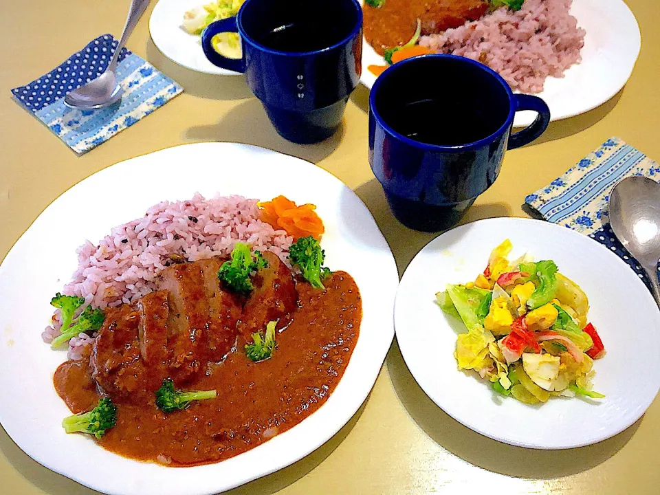 Snapdishの料理写真:5／17昼食  #昼ごはん 
•ハンバーグカレー  •キャベツと玉子のサラダ  ‥ひき肉とフライドオニオンの即席キーマカレーとチルドハンバーグで‥|おさんどんさん