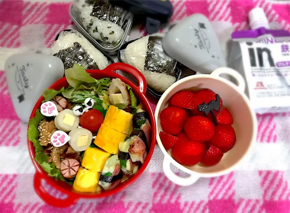 Snapdishの料理写真:招待試合🎾おにぎり弁当🍙〜豚生姜焼き・スナップえんどうツナマヨ・玉子焼き・ズッキーニのベーコンチーズ焼き・ソーセージ・チーちく〜
 #お弁当  #おにぎり弁当  #おにぎり|華恋さん