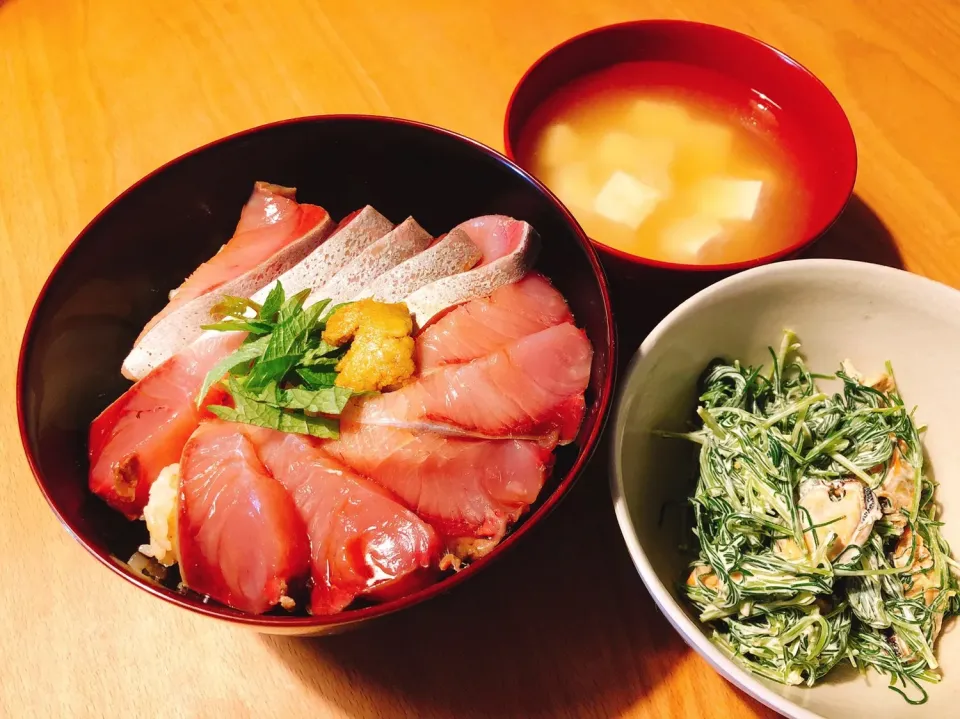 サワラ丼、豆腐のお味噌汁、ムール貝とおかひじきのマヨネーズ和え|角康広さん