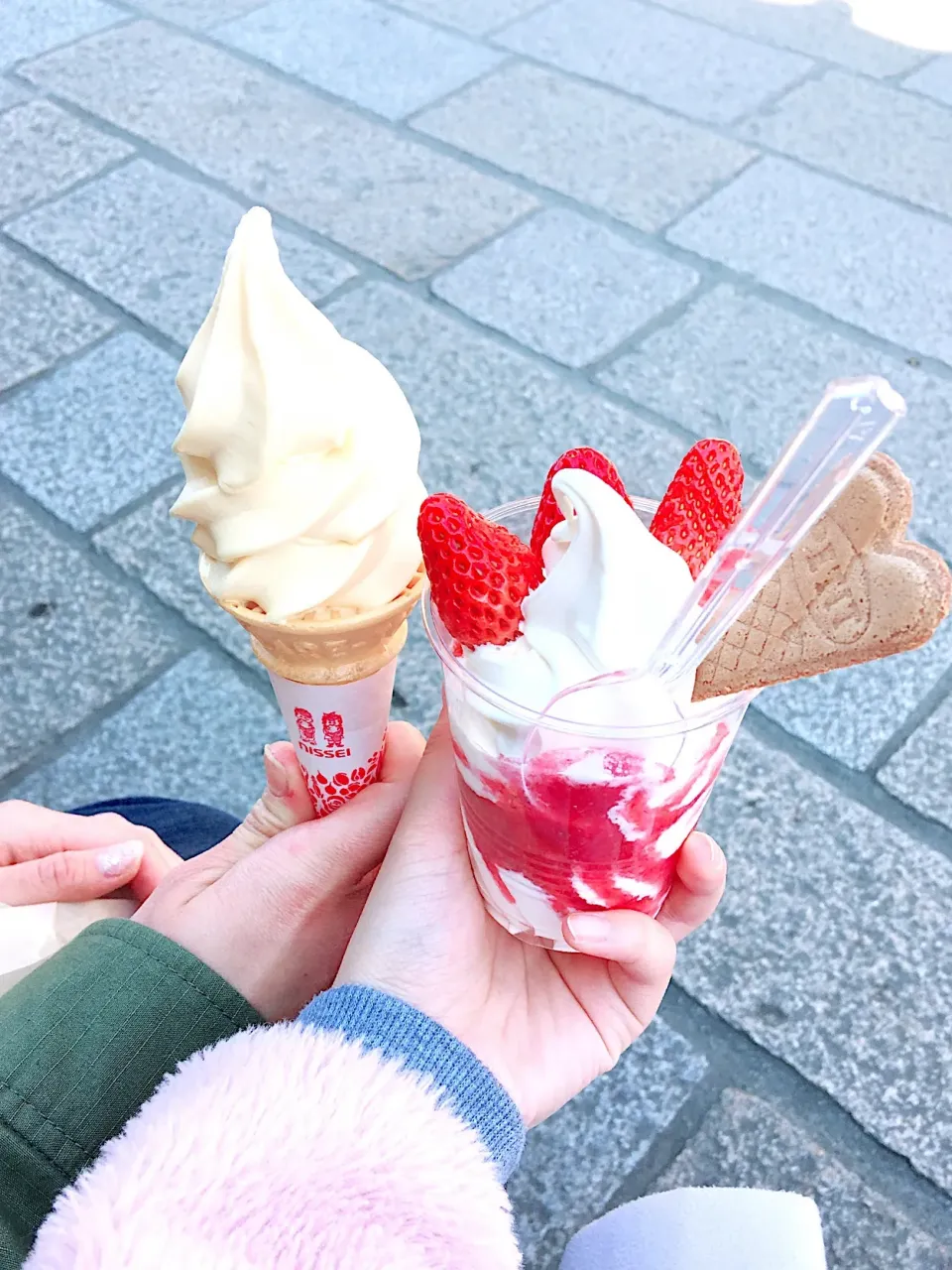 いちごパフェとみかんソフト🍦|Sakura✿.*・さん