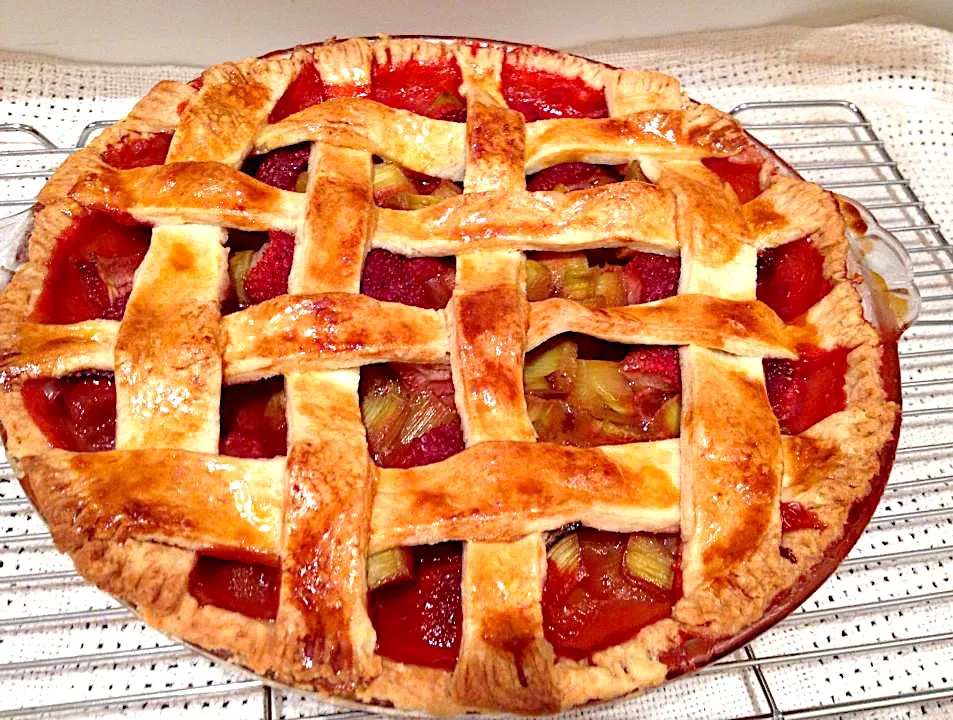 Snapdishの料理写真:Strawberry / Rhubarb pie|🌺IAnneさん