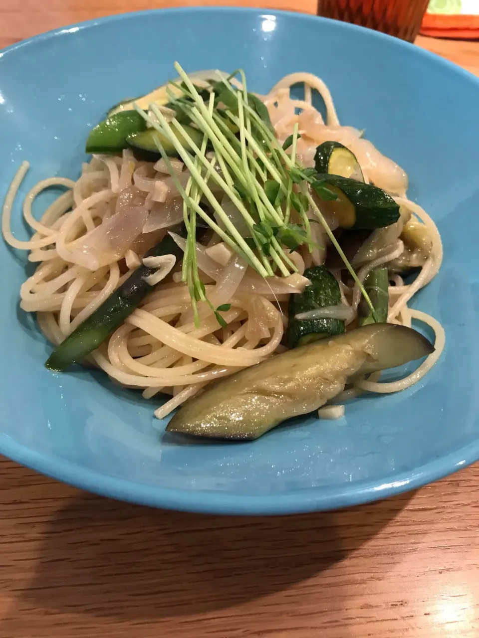 Snapdishの料理写真:具沢山 にんにくアンチョビパスタ

ズッキーニ・茄子
玉ねぎ・スナップエンドウ
豆苗|KAEさん