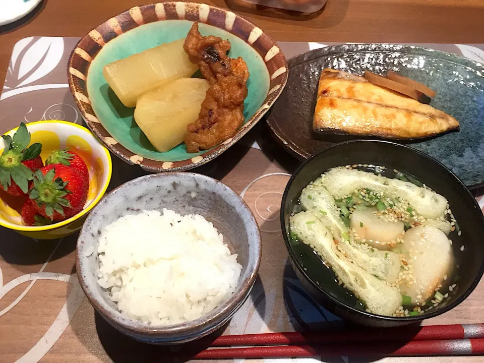 晩御飯
塩鯖、大根とはんぺんの煮物、白米、ワカメと揚げと麩のスープ、イチゴ|かよちゃんさん