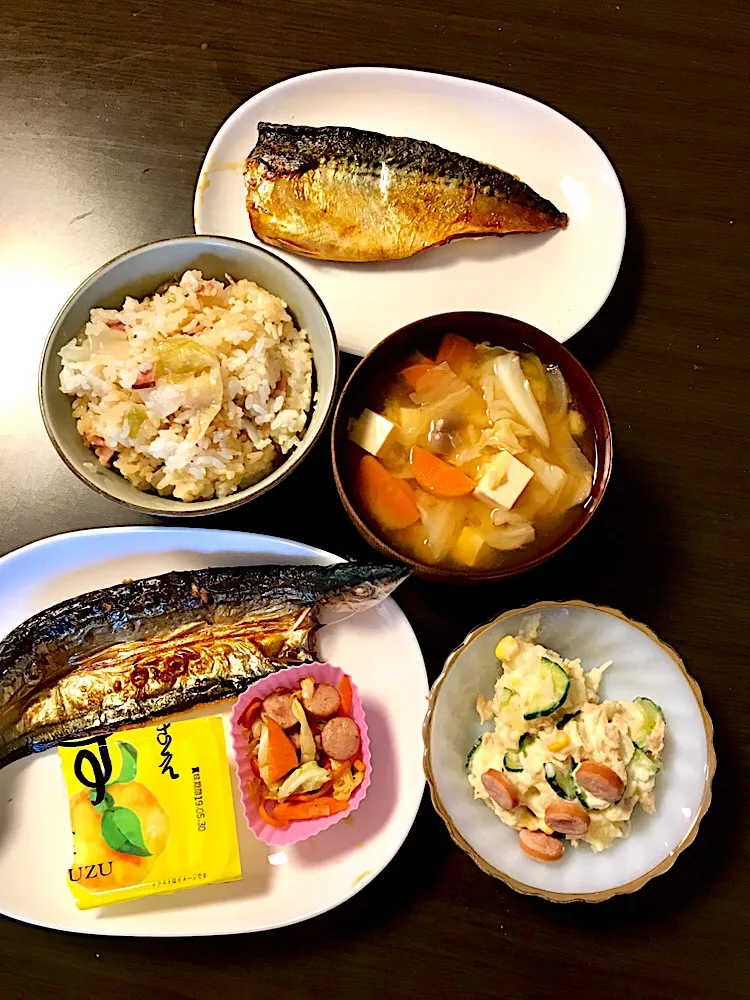 Snapdishの料理写真:新玉ねぎごはん、ツナポテトサラダ、さんま|okeiko🎶さん